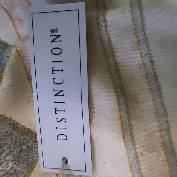 Distinction large white shirt - Picture 3 of 4